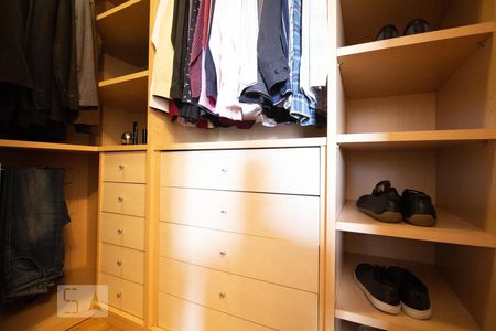 Casa à venda com 270m², 5 quartos e 4 vagas Casa à venda com 270m², 5 quartos e 4 vagasCloset