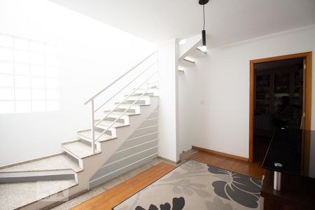 Casa à venda com 270m², 5 quartos e 4 vagas Casa à venda com 270m², 5 quartos e 4 vagasEscada