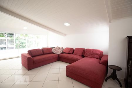 Casa à venda com 270m², 5 quartos e 4 vagas Casa à venda com 270m², 5 quartos e 4 vagasSalão de Festas