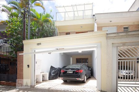 Casa à venda com 270m², 5 quartos e 4 vagas Casa à venda com 270m², 5 quartos e 4 vagasFachada