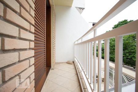 Casa à venda com 270m², 5 quartos e 4 vagas Casa à venda com 270m², 5 quartos e 4 vagasVaranda