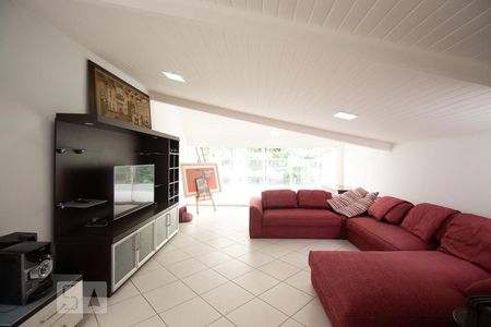 Casa à venda com 270m², 5 quartos e 4 vagas Casa à venda com 270m², 5 quartos e 4 vagasSalão de Festas