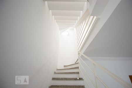 Casa à venda com 270m², 5 quartos e 4 vagas Casa à venda com 270m², 5 quartos e 4 vagasEscada