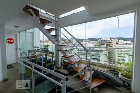 Apartamento à venda com 278m², 6 quartos e 2 vagasEscada da Sala 