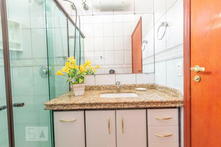 Casa à venda com 452m², 3 quartos e 6 vagasBanheiro da Suíte 2