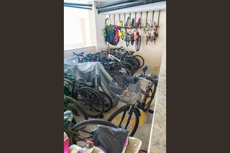 Apartamento à venda com 180m², 4 quartos e 2 vagas Apartamento à venda com 180m², 4 quartos e 2 vagasÁrea comum - Bicicletário