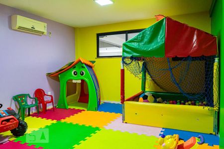 Apartamento à venda com 180m², 4 quartos e 2 vagas Apartamento à venda com 180m², 4 quartos e 2 vagasÁrea comum - Brinquedoteca