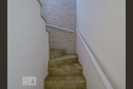 Casa à venda com 200m², 4 quartos e 2 vagasEscada