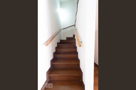 Casa à venda com 300m², 5 quartos e 4 vagas Casa à venda com 300m², 5 quartos e 4 vagasEscada garagem