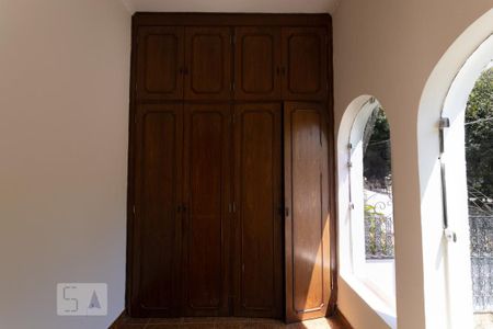 Casa à venda com 300m², 5 quartos e 4 vagas Casa à venda com 300m², 5 quartos e 4 vagasQuarto de serviço