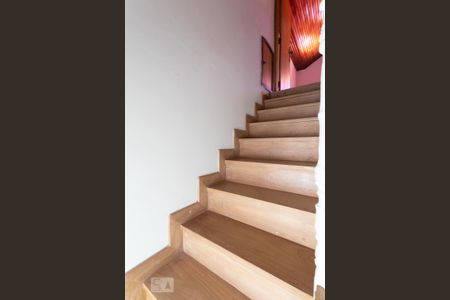 Casa à venda com 300m², 5 quartos e 4 vagas Casa à venda com 300m², 5 quartos e 4 vagasEscada do quarto 4