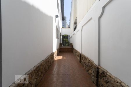 Casa à venda com 300m², 5 quartos e 4 vagas Casa à venda com 300m², 5 quartos e 4 vagasCorredor lateral