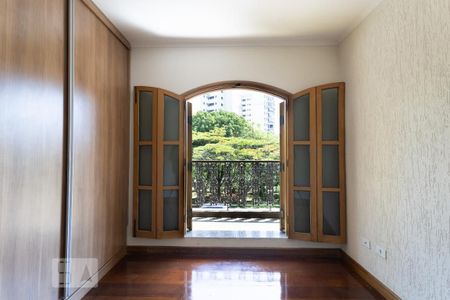 Casa à venda com 300m², 5 quartos e 4 vagas Casa à venda com 300m², 5 quartos e 4 vagasQuarto 2