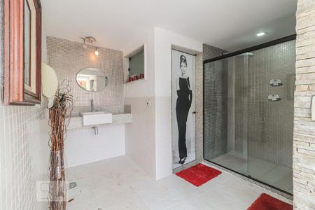 Casa de condomínio à venda com 800m², 5 quartos e 4 vagasBanheiros da Área Externa Coberta 3º Andar Inferior