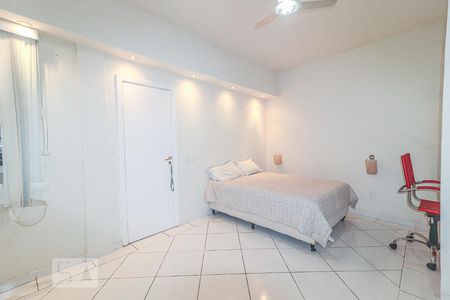 Casa de condomínio à venda com 800m², 5 quartos e 4 vagasQuarto 4 - Suíte