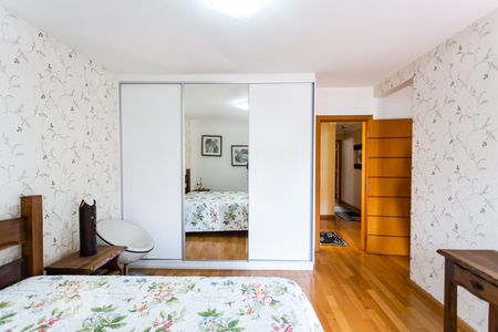 Casa à venda com 320m², 4 quartos e 4 vagasSuite 