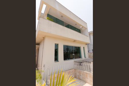 Casa à venda com 200m², 6 quartos e 3 vagas Casa à venda com 200m², 6 quartos e 3 vagasFachada