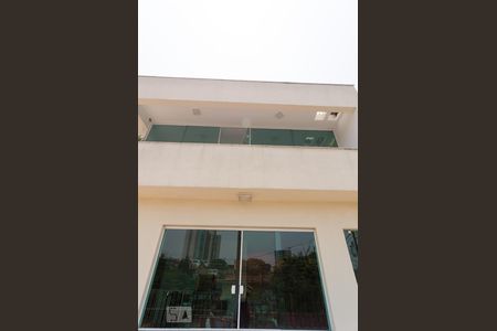 Casa à venda com 200m², 6 quartos e 3 vagas Casa à venda com 200m², 6 quartos e 3 vagasFachada