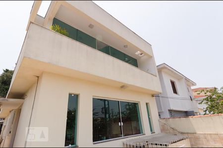 Casa à venda com 200m², 6 quartos e 3 vagas Casa à venda com 200m², 6 quartos e 3 vagasFachada