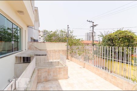 Casa à venda com 200m², 6 quartos e 3 vagas Casa à venda com 200m², 6 quartos e 3 vagasVaranda