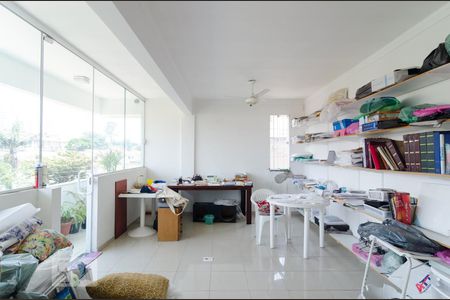 Casa à venda com 200m², 6 quartos e 3 vagas Casa à venda com 200m², 6 quartos e 3 vagasEscritório