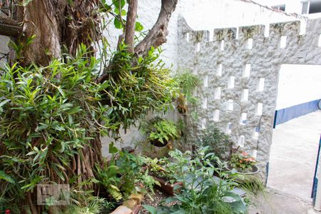 Casa à venda com 242m², 2 quartos e 2 vagasÁrea externa