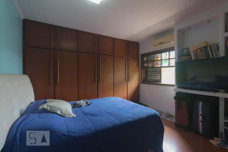 Casa à venda com 310m², 4 quartos e 5 vagas Casa à venda com 310m², 4 quartos e 5 vagasQuarto 3