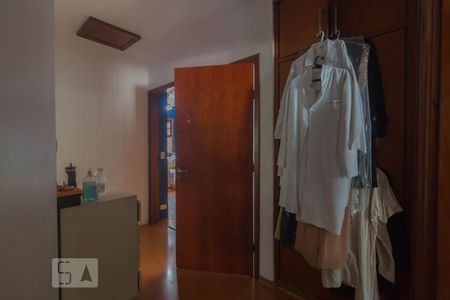 Casa à venda com 310m², 4 quartos e 5 vagas Casa à venda com 310m², 4 quartos e 5 vagasHall dos Quartos