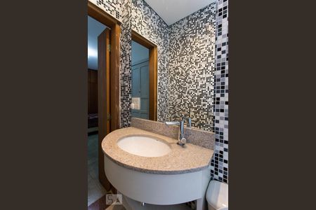 Casa à venda com 235m², 3 quartos e 1 vagaBanheiro da Suíte 2