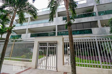 Apartamento para alugar com 320m², 3 quartos e 2 vagas Apartamento para alugar com 320m², 3 quartos e 2 vagasFachada