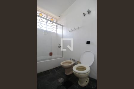 Casa à venda com 450m², 6 quartos e 5 vagas Casa à venda com 450m², 6 quartos e 5 vagasBanheiro