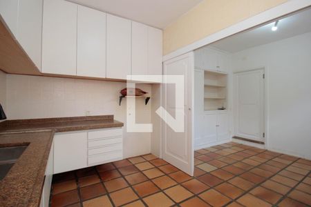 Casa à venda com 450m², 6 quartos e 5 vagas Casa à venda com 450m², 6 quartos e 5 vagasCozinha