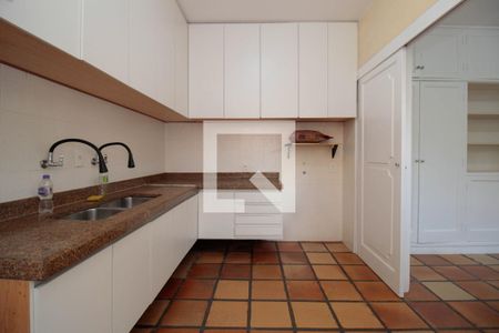 Casa à venda com 450m², 6 quartos e 5 vagas Casa à venda com 450m², 6 quartos e 5 vagasCozinha