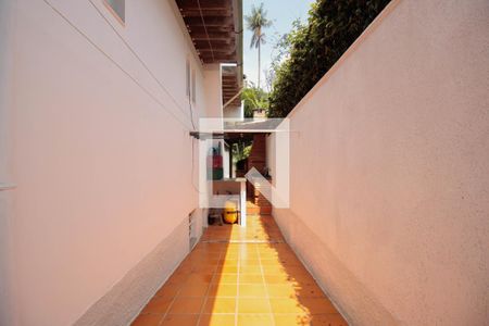 Casa à venda com 450m², 6 quartos e 5 vagas Casa à venda com 450m², 6 quartos e 5 vagasCorredor