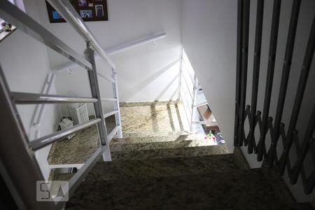 Casa à venda com 196m², 3 quartos e 6 vagasEscada