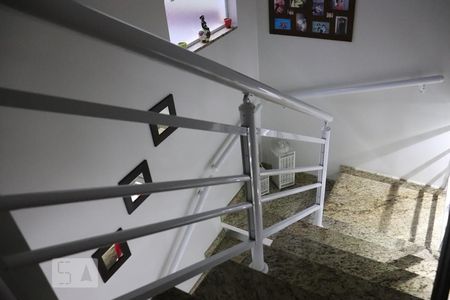 Casa à venda com 196m², 3 quartos e 6 vagasEscada