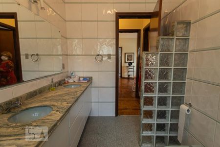 Casa à venda com 337m², 5 quartos e 3 vagasBanheiro 2