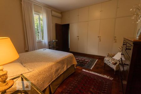 Casa à venda com 337m², 5 quartos e 3 vagasQuarto 3 - Suíte