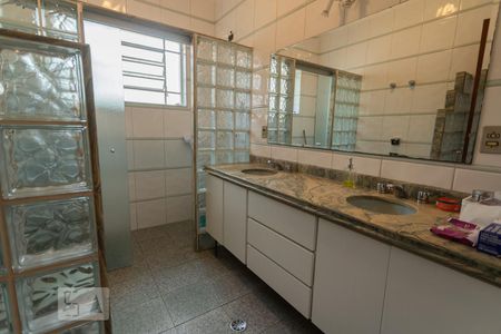 Casa à venda com 337m², 5 quartos e 3 vagasBanheiro 2