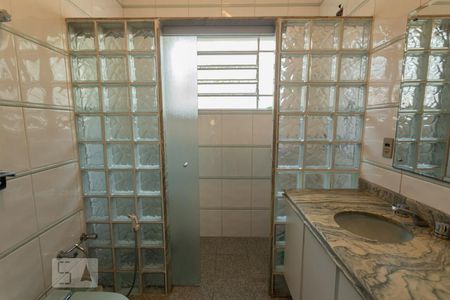 Casa à venda com 337m², 5 quartos e 3 vagasBanheiro 2