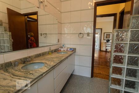 Casa à venda com 337m², 5 quartos e 3 vagasBanheiro 2