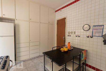 Casa à venda com 337m², 5 quartos e 3 vagasCozinha