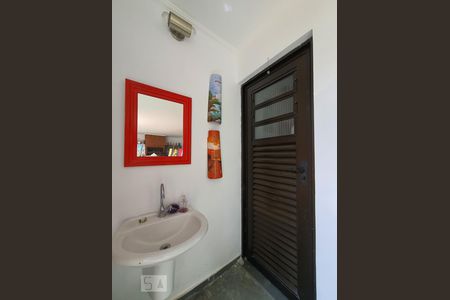 Casa à venda com 600m², 4 quartos e 11 vagas Casa à venda com 600m², 4 quartos e 11 vagasBanheiro do quintal