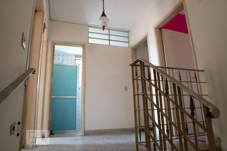 Casa à venda com 300m², 5 quartos e 4 vagas Casa à venda com 300m², 5 quartos e 4 vagasEscada