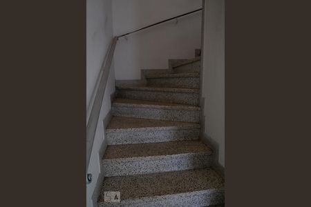 Casa à venda com 300m², 5 quartos e 4 vagas Casa à venda com 300m², 5 quartos e 4 vagasEscada