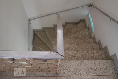 Casa à venda com 300m², 5 quartos e 4 vagas Casa à venda com 300m², 5 quartos e 4 vagasEscada