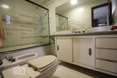 Apartamento à venda com 290m², 4 quartos e 5 vagasBanheiro da suíte 1