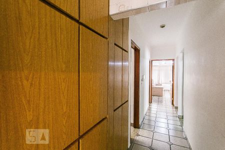 Casa à venda com 250m², 3 quartos e 8 vagasCorredor