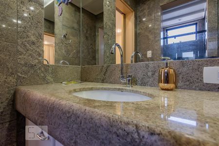 Apartamento à venda com 400m², 4 quartos e 5 vagasTorneira Banheiro Quarto 3 Suíte