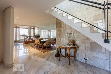 Apartamento à venda com 400m², 4 quartos e 5 vagasEscada para Cobertura